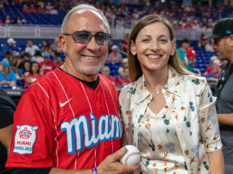 Caroline O’Connor (MBA ’08) poses with Emilio Estefan Caroline O’Connor (MBA ’08) poses with Emilio Estefan
